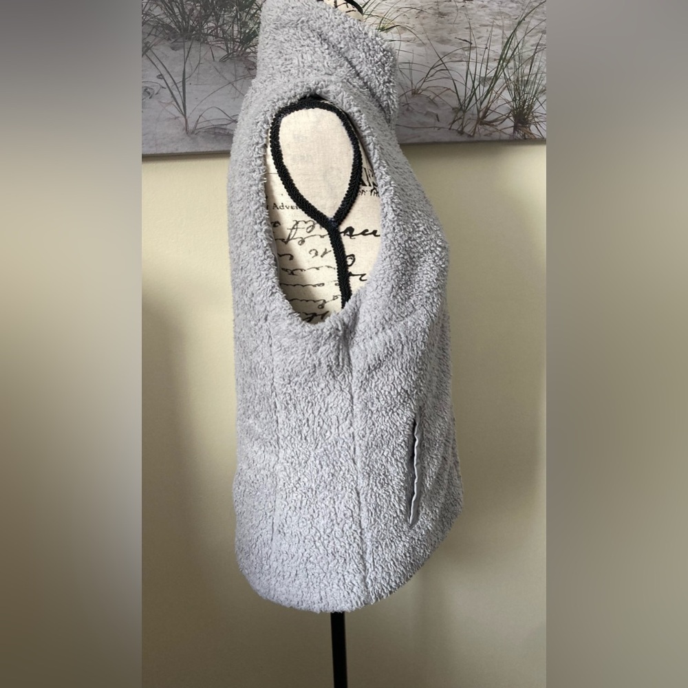 Patagonia women’s grey full zip vest, size large - Picture 4 of 8